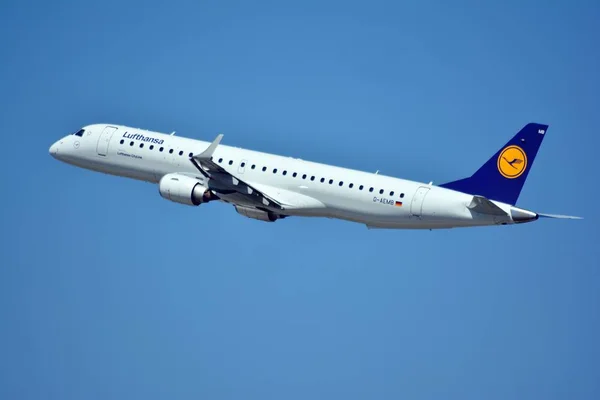 Varsovia Polonia Julio 2018 Avión Aemb Lufthansa Cityline Embraer Erj — Foto de Stock