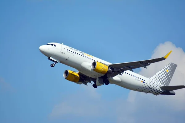 2018年7月24日 Lvx A320 214 Vueling 航空公司起飞从华沙肖邦机场 — 图库照片
