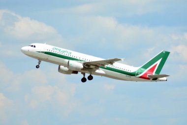 Varşova, Polonya. 26 Temmuz 2018. Uçak Ei-Dte Alitalia Airbus A320-Varşova Chopin Havaalanından kalktıktan 216.