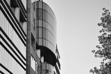 Modern ofis binası duvar yapılmış çelik ve cam. Siyah ve beyaz.