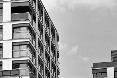 Modern apartman dış görünüşü. siyah ve beyaz.