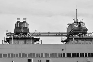 Modern sanayi ile yüksek bir baca bina. Siyah ve beyaz