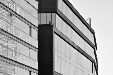 Modern ofis binası duvar yapılmış çelik ve cam. Siyah ve beyaz.