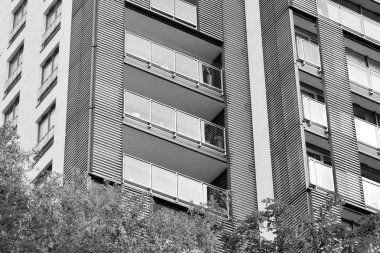 Modern apartman dış görünüşü. siyah ve beyaz.