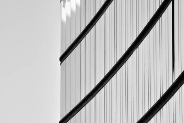 Modern ofis binası duvar yapılmış çelik ve cam. Siyah ve beyaz.