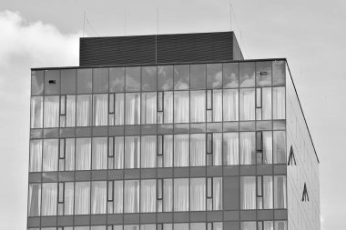 Modern ofis binası duvar yapılmış çelik ve cam. Siyah ve beyaz.