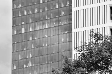 Modern ofis binası duvar yapılmış çelik ve cam. Siyah ve beyaz.