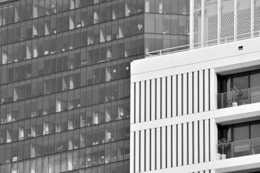 Modern ofis binası duvar yapılmış çelik ve cam. Siyah ve beyaz.