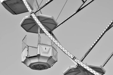 Dönme dolap üzerinde gökyüzü. Siyah ve beyaz.