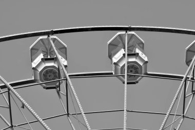 Dönme dolap üzerinde gökyüzü. Siyah ve beyaz.