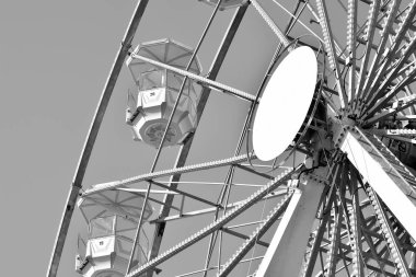 Dönme dolap üzerinde gökyüzü. Siyah ve beyaz.