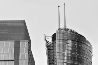 Modern ofis binası duvar yapılmış çelik ve cam. Siyah ve beyaz.