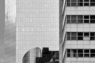 Modern ofis binası duvar yapılmış çelik ve cam. Siyah ve beyaz.