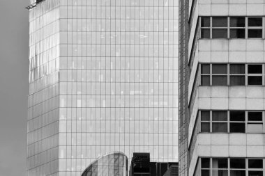 Modern ofis binası duvar yapılmış çelik ve cam. Siyah ve beyaz.