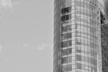 Modern ofis binası duvar yapılmış çelik ve cam. Siyah ve beyaz.