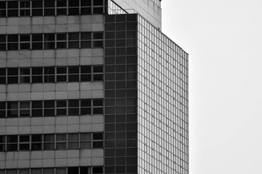 Modern ofis binası duvar yapılmış çelik ve cam. Siyah ve beyaz.