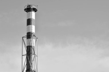 Modern sanayi ile yüksek bir baca bina. Siyah ve beyaz