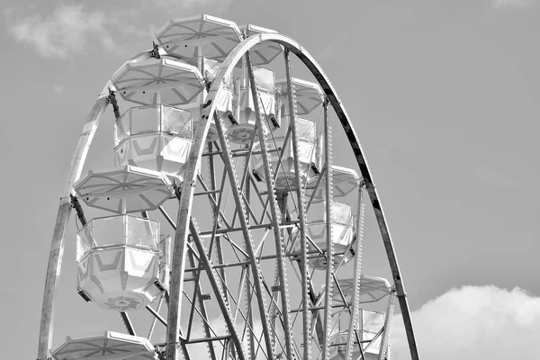 Ferris Rueda Sobre Cielo Blanco Negro — Foto de Stock