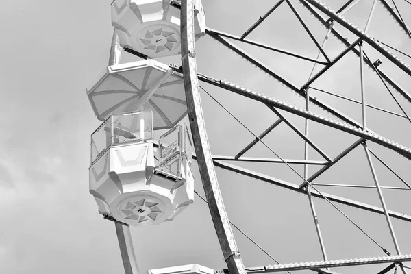 Ferris Rueda Sobre Cielo Blanco Negro — Foto de Stock