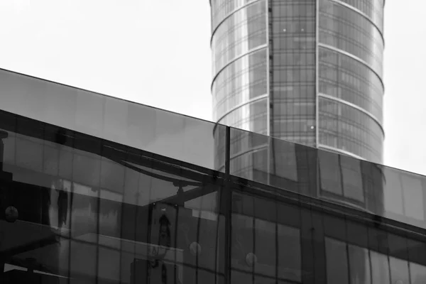 スチールとガラスの近代的なオフィスビルの壁が作られました 黒と白 — ストック写真