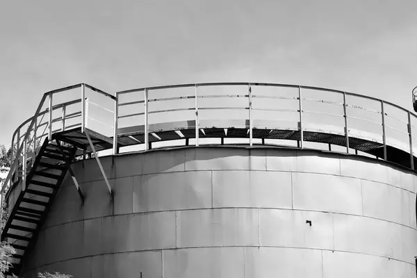 Moderno Edificio Industrial Con Chimenea Blanco Negro — Foto de Stock