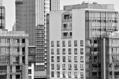 Modern apartman dış görünüşü. siyah ve beyaz.