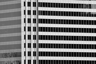 Modern ofis binası duvar yapılmış çelik ve cam. Siyah ve beyaz.