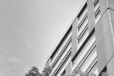 Modern apartman dış görünüşü. siyah ve beyaz.