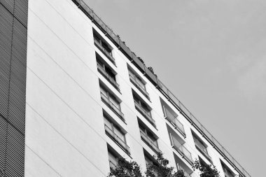 Modern ofis binası duvar yapılmış çelik ve cam. Siyah ve beyaz.