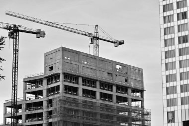 Bina yapım aşamasında. İnşaat alanında. Siyah ve beyaz