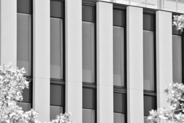 Modern ofis binası duvar yapılmış çelik ve cam. Siyah ve beyaz.