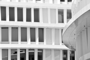 Modern ofis binası duvar yapılmış çelik ve cam. Siyah ve beyaz.