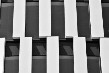 Modern ofis binası duvar yapılmış çelik ve cam. Siyah ve beyaz.