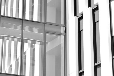 Modern ofis binası duvar yapılmış çelik ve cam. Siyah ve beyaz.