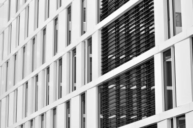 Modern ofis binası duvar yapılmış çelik ve cam. Siyah ve beyaz.