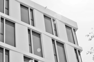 Modern ofis binası duvar yapılmış çelik ve cam. Siyah ve beyaz.