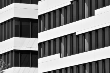 Modern ofis binası duvar yapılmış çelik ve cam. Siyah ve beyaz.