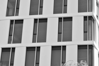 Modern ofis binası duvar yapılmış çelik ve cam. Siyah ve beyaz.