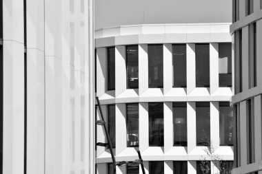 Modern ofis binası duvar yapılmış çelik ve cam. Siyah ve beyaz.