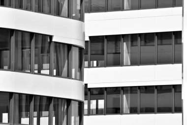 Modern ofis binası duvar yapılmış çelik ve cam. Siyah ve beyaz.