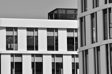 Modern ofis binası duvar yapılmış çelik ve cam. Siyah ve beyaz.