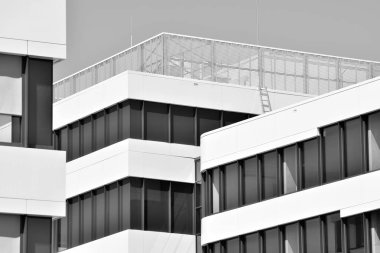 Modern ofis binası duvar yapılmış çelik ve cam. Siyah ve beyaz.