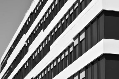 Modern ofis binası duvar yapılmış çelik ve cam. Siyah ve beyaz.