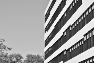 Modern ofis binası duvar yapılmış çelik ve cam. Siyah ve beyaz.