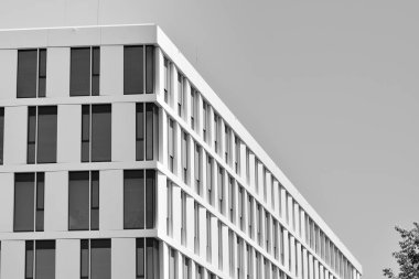 Modern ofis binası duvar yapılmış çelik ve cam. Siyah ve beyaz.