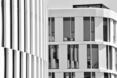 Modern ofis binası duvar yapılmış çelik ve cam. Siyah ve beyaz.