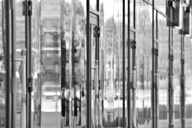 Modern ofis binası duvar yapılmış çelik ve cam. Siyah ve beyaz.