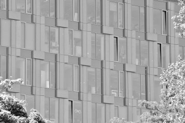 Modern ofis binası duvar yapılmış çelik ve cam. Siyah ve beyaz.