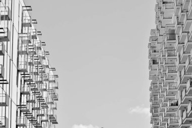 Modern apartman dış görünüşü. siyah ve beyaz.