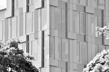 Modern ofis binası duvar yapılmış çelik ve cam. Siyah ve beyaz.